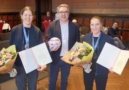 Mit Handball, Blumen und Urkunden: Oberbürgermeister Jürgen Krogmann gratulierte den Silbermedaillengewinnerinnen Marie Steffen (links) und Jenny Behrend zu ihrem herausragenden Erfolg. Foto: Sascha Stüber 