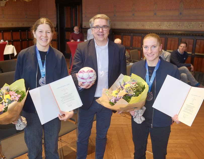 Mit Handball, Blumen und Urkunden: Oberbürgermeister Jürgen Krogmann gratulierte den Silbermedaillengewinnerinnen Marie Steffen (links) und Jenny Behrend zu ihrem herausragenden Erfolg. Foto: Sascha Stüber Mit Handball, Blumen und Urkunden: Oberbürgermeister Jürgen Krogmann gratulierte den Silbermedaillengewinnerinnen Marie Steffen (links) und Jenny Behrend zu ihrem herausragenden Erfolg. Foto: Sascha Stüber
