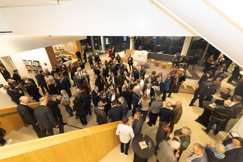 Nach dem offiziellen Teil bot das neugestaltete Foyer im Stadtmuseum den perfekten Raum für Gespräche am Buffet und das Vertiefen gemeinsamer Erinnerungen. Foto: Sascha Stüber Foto: Sascha Stüber
