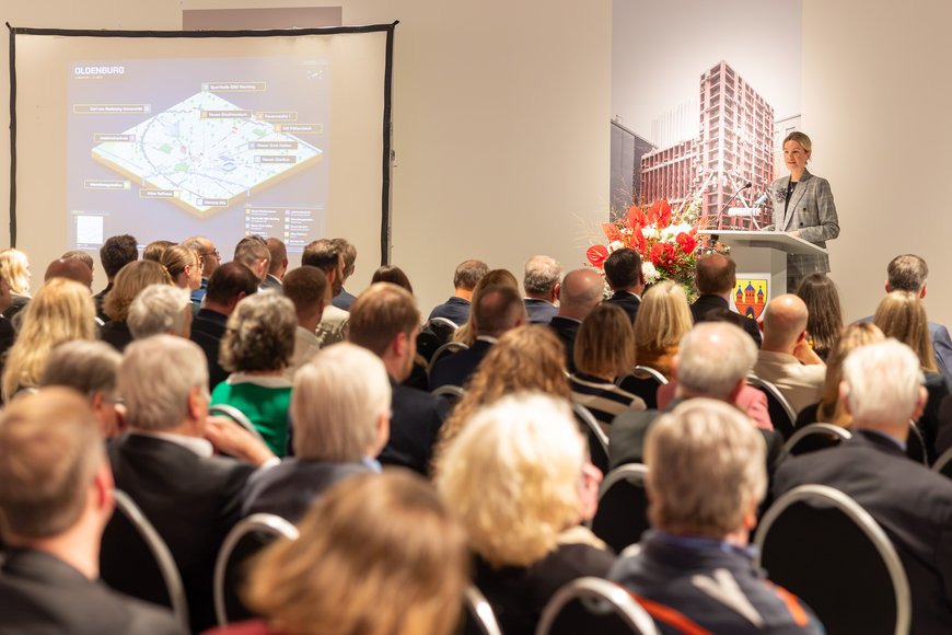 Erste Stadträtin Dr. Julia Figura sprach über ihre Erfahrungen aus fünf Jahren gemeinsamer Arbeit mit Jürgen Krogmann. Foto: Sascha Stüber