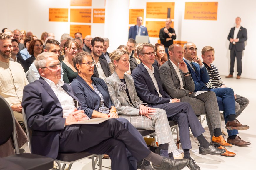 Blick auf Jürgen Krogmann und seine Gäste während eines Redebeitrags. Foto: Sascha Stüber