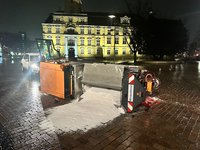 Freitag, der 13.: An diesem Tag kippte ein kleines Streufahrzeug des AWB beim Winterdiensteinsatz auf dem Oldenburger Schlossplatz um. Foto: Stadt Oldenburg Foto: Stadt Oldenburg