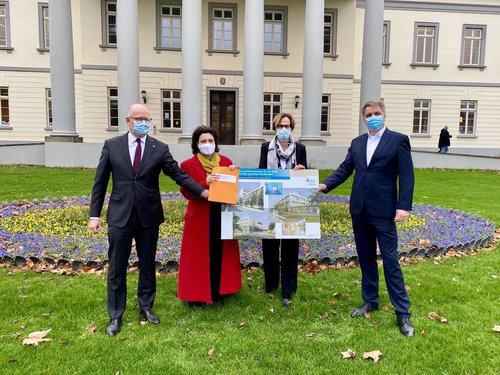 Freuen sich auf den Neubau (von links): Dr. Rainer Schoppik (Kaufmännischer Vorstand KOL), Carola Reimann (Niedersächsische Sozialministerin), Jürgen Krogmann (Oberbürgermeister Stadt Oldenburg) und Dr. Christiane Stehle (Medizinischer Vorstand KOL). Foto: Stadt Oldenburg 