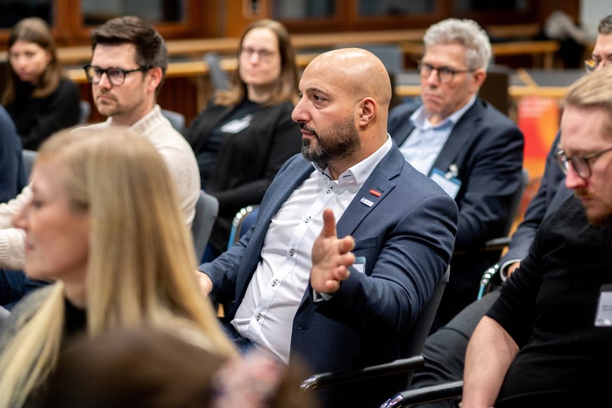 Teilnehmende der Veranstaltung diskutieren miteinander. Foto: Hauke-Christian Dittrich