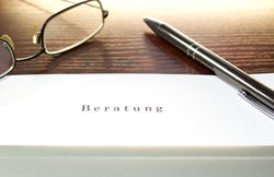 Beratung: Unterlagen mit der Aufschrift „Beratung“, darauf Lesebrille und Kugelschreiber. Foto: I-vista/Pixelio.de