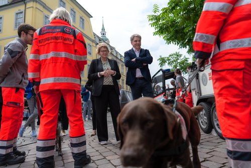 Bei ihrem Besuch der Blaulichtmeile informierten sich Niedersachsens Innenministerin Daniela Behrens und Oberbürgermeister Jürgen Krogmann (Mitte) auch über die Rettungshundestaffel der Johanniter-Unfall-Hilfe. Foto: Izabela Mittwollen