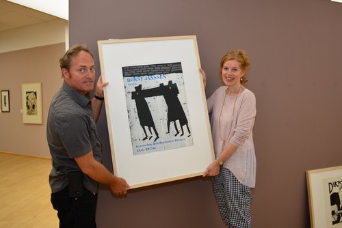 Techniker Thorsten Frommberger und Museumsleiterin Jutta Moster-Hoos hängen ein Plakat von Horst Janssen auf. Techniker Thorsten Frommberger und Museumsleiterin Jutta Moster-Hoos hängen ein Plakat von Horst Janssen auf.