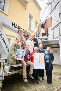 Projektbeteiligte vor Bruns-Häusing. Foto- und Bilderwerk