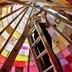 Vorschau: Ute Lennartz-Lembeck beim Aufbau im Innenraum des „Tipis“. Foto: Werner Ufferhardt.
