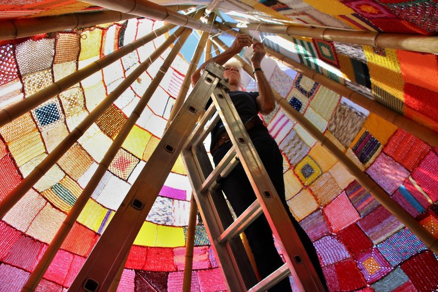 Ute Lennartz-Lembeck beim Aufbau im Innenraum des „Tipis“. Foto: Werner Ufferhardt.