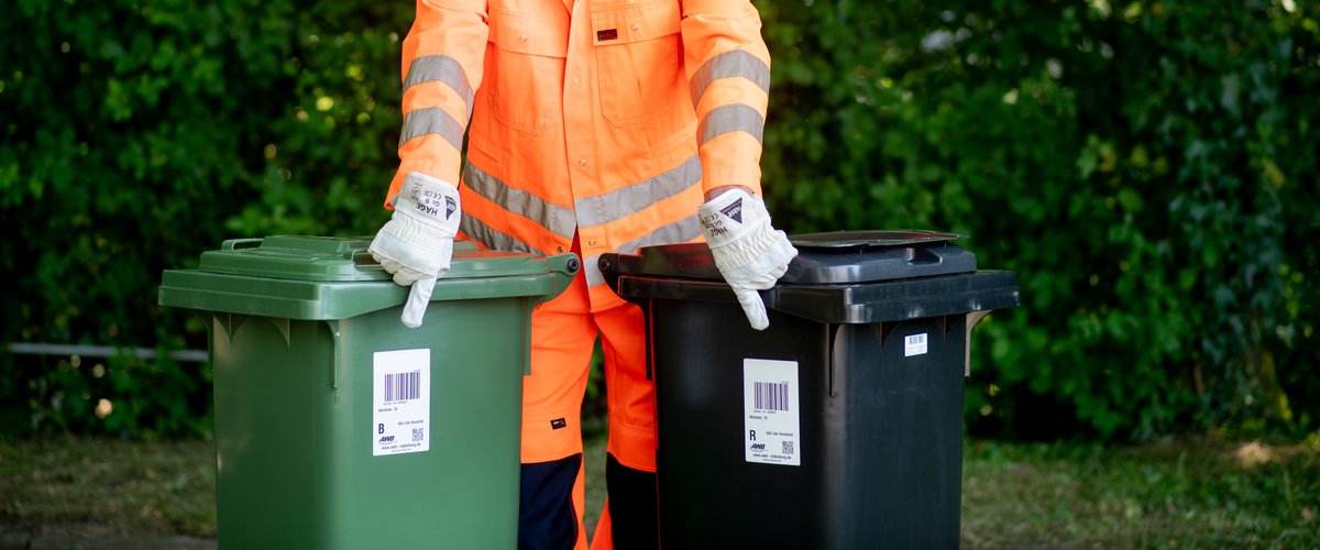 Zwei Abfalltonnen beklebt mit Identsystemaufkleber. Foto: Dittrich