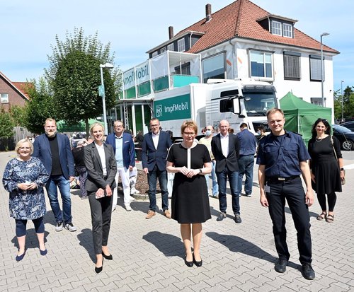 Freuten sich über den großen Andrang beim Impfmobil (von links): Dr. Silke Glogowski (Managerin Impfmobil), Ulf Prange (Mitglied des Niedersächsischen Landtags), Dr. Julia Figura (Dezernentin Stadt Oldenburg), Marco Frerichs (Inhaber aktiv & irma), Günter Walter (Geschäftsführer aktiv & irma), Gesundheitsministerin Daniela Behrens, Prof. Dr. Hero Weber (Vizepräsident Studium und Lehre Jade Hochschule), Andreas Schiefbahn (Leiter Impfzentrum Oldenburg) und Prof. Dr. Frauke Koppelin (Professorin Gesundheitswissenschaften Jade Hochschule). Foto: Sascha Stüber