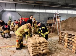 Schutz vor Hochwasser: Sandsäcke wurden seit Heiligabend im Akkord von Mitgliedern der Feuerwehr gefüllt. Foto: Stadt Oldenburg