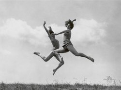 Madame d´Ora, Die Tänzerinnen Gisa Geert und und Ilka Zezulak im Schlosspark Schönbrunn bei Wien, Fotografie, 1928 Foto: Griffelkunst Madame d´Ora, Die Tänzerinnen Gisa Geert und und Ilka Zezulak im Schlosspark Schönbrunn bei Wien, Fotografie, 1928 Foto: Griffelkunst