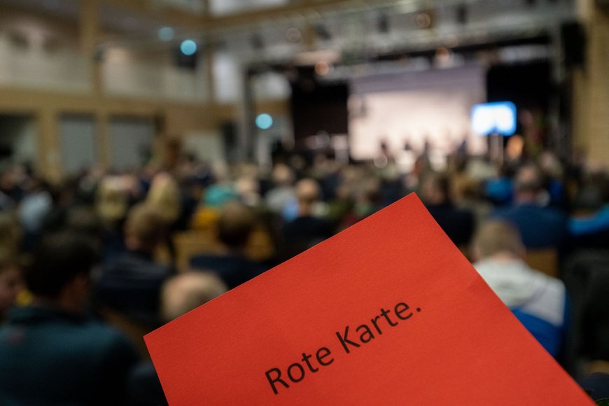 Rote Karte mit Publikum im Hintergrund. Foto: Sascha Stüber