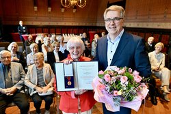 Oberbürgermeister Jürgen Krogmann mit Waltraut Möhring, Trägerin der Bundesverdienstmedaille. Foto: Sascha Stüber