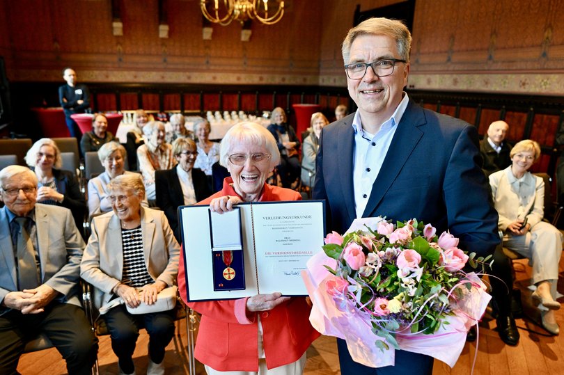 Oberbürgermeister Jürgen Krogmann mit Waltraut Möhring, Trägerin der Bundesverdienstmedaille. Foto: Sascha Stüber Oberbürgermeister Jürgen Krogmann mit Waltraut Möhring, Trägerin der Bundesverdienstmedaille. Foto: Sascha Stüber
