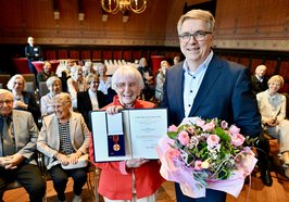 Oberbürgermeister Jürgen Krogmann mit Waltraut Möhring, Trägerin der Bundesverdienstmedaille. Foto: Sascha Stüber