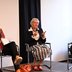 Vorschau: Moderatorin sitzt mit Referentinnen auf der Bühne. Foto: Jörg Hemmen