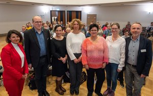 Die Veranstaltung „Oldenburger Info-Happen – Rund um die Gesundheit“ traf im Oktober vorigen Jahres auf große Resonanz – darüber freute sich auch Sozialdezernent Jan Bembennek (2. von links), der die Teilnehmenden begrüßte. Foto: Sascha Stübe Die Veranstaltung „Oldenburger Info-Happen – Rund um die Gesundheit“ traf im Oktober vorigen Jahres auf große Resonanz – darüber freute sich auch Sozialdezernent Jan Bembennek (2. von links), der die Teilnehmenden begrüßte. Foto: Sascha Stüber