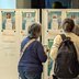 Vorschau: Teilnehmende stehen vor den Listen mit Restplätzen in den Workshops. Foto: Stadt Oldenburg