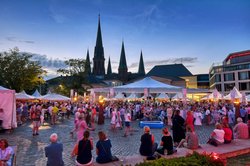 Essen am Schloss 2022 auf dem Schlossplatz in Oldenburg. Foto: Hans-Jürgen Zietz