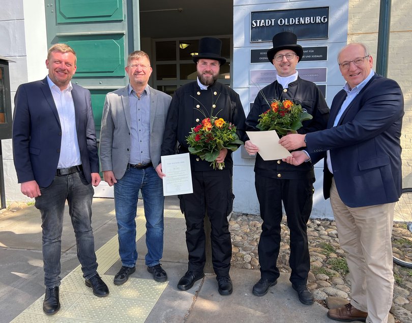 Michael Deeken (zuständiger Sachbearbeiter, von links), Christian Aster (Fachdienst Sicherheit und Ordnung), die beiden Bezirksschornsteinfeger Timo Timmen und Andreas Huck sowie Michael Lorenz (Bürger- und Ordnungsamt). Foto: Stadt Oldenburg