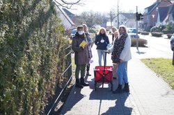 Das Team des Stadtteiltreffs verteilt Blumen und Informationsmaterialien im Stadtteil. Foto: Stadt Oldenburg