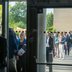Vorschau: Lange Schlange am Eingang zu den Berufsbildenden Schulen 3. Foto: Sascha Stüber
