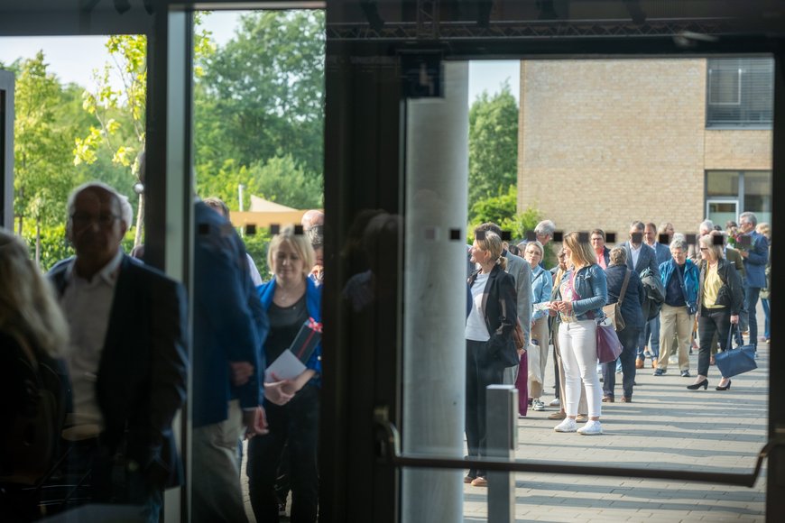 Lange Schlange am Eingang zu den Berufsbildenden Schulen 3. Foto: Sascha Stüber