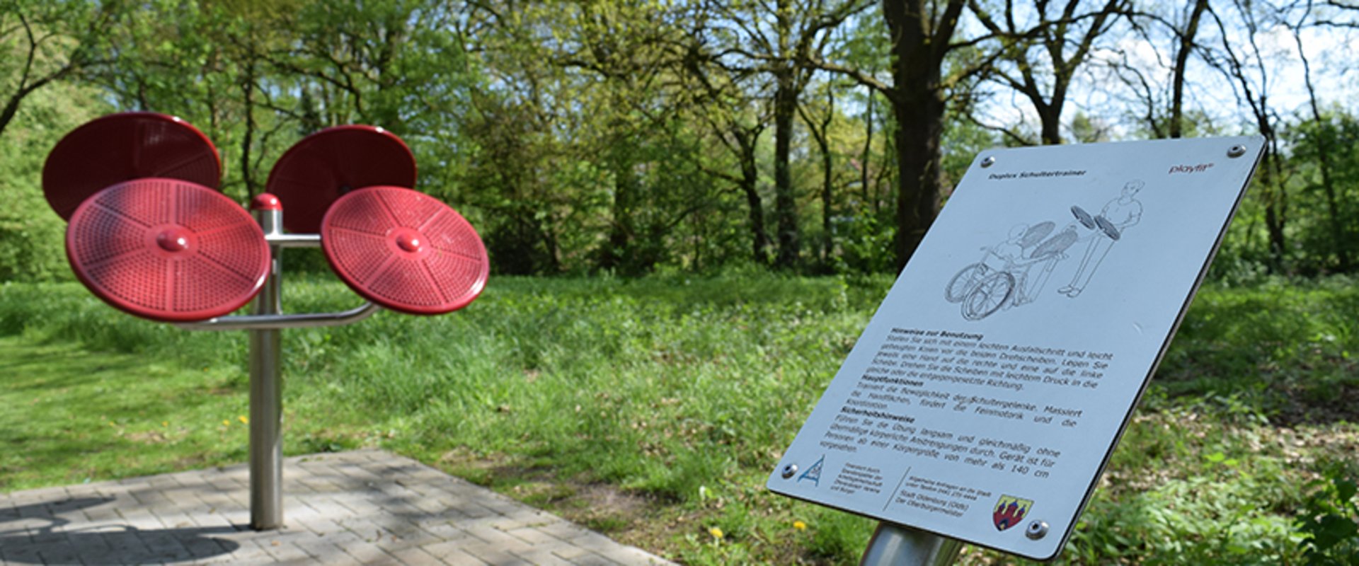 Ein Fitnessgerät mit Schautafel für Übungsanleitungen am Swarte-Moor-See. Foto: Stadt Oldenburg