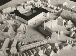 Modell des mit dem 1. Preis bedachten Entwurfes zu einem Rathausneubau gegenüber dem Schloss, um 1955. Quelle: Stadtmuseum