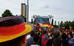 Public Viewing-Sezene der Fußball-EM 2012. Foto: Wandersmann/Pixelio.de