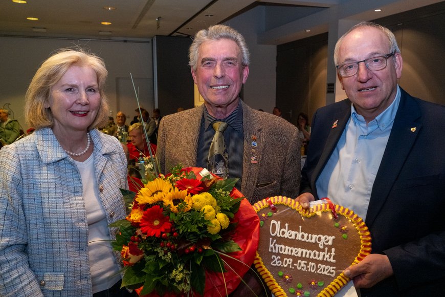 Bürgermeisterin Petra Averbeck, Werner Wegener und Michael Lorenz (Leiter des Bürger- und Ordnungsamtes) bei der Ehrung am 1. Oktober 2025. Foto: Sascha Stüber