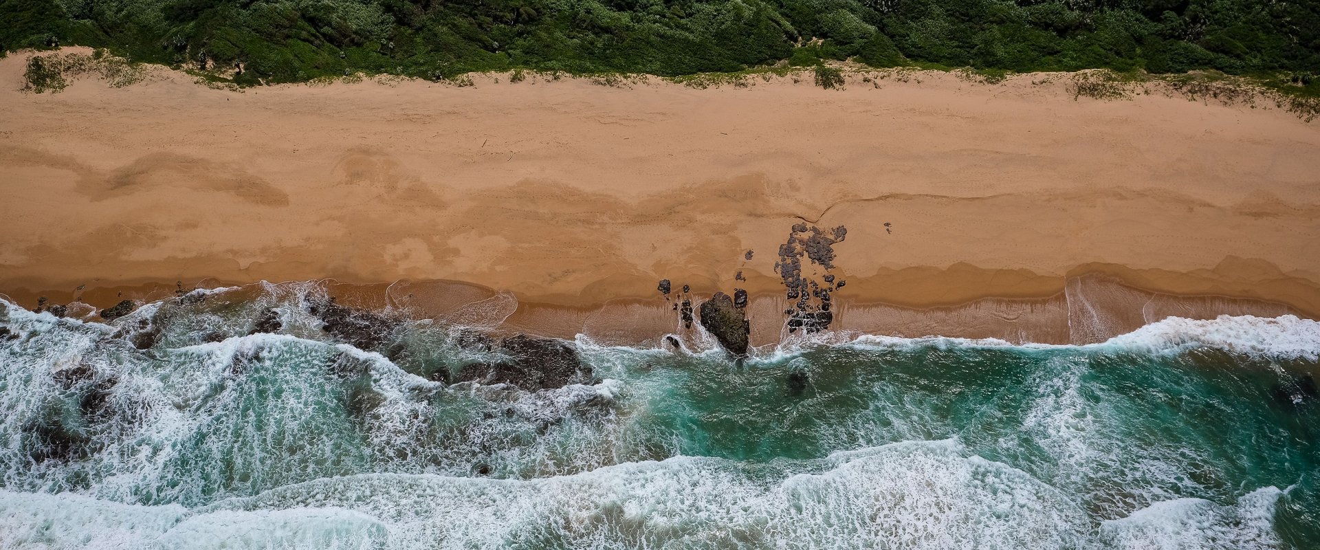 Draufsichtfoto eines Strandabschnitts in Südafrika. Foto: Magda Ehlers via Pexels
