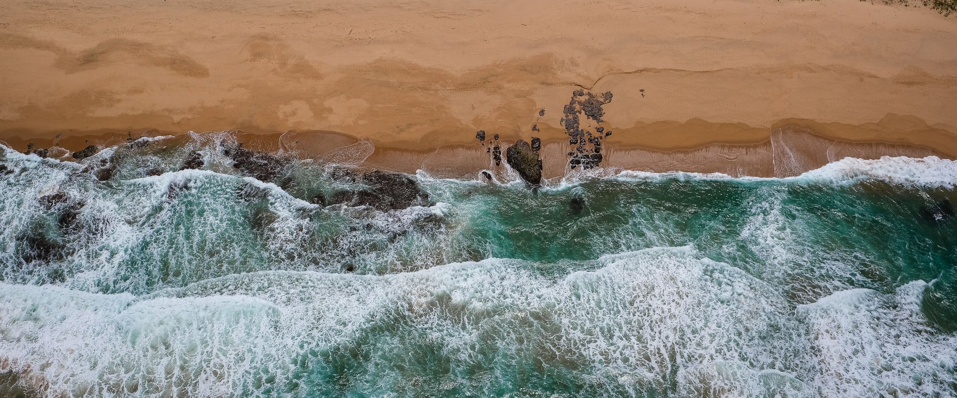 Draufsichtfoto eines Strandabschnitts in Südafrika. Foto: Magda Ehlers via Pexels