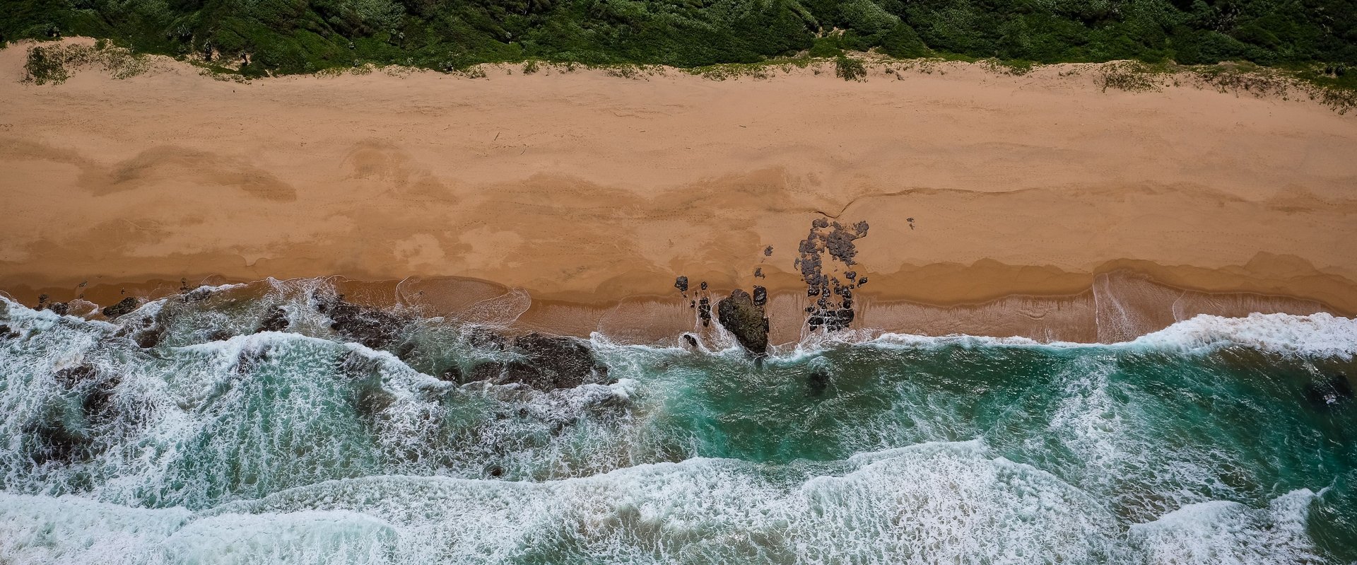 Draufsichtfoto eines Strandabschnitts in Südafrika. Foto: Magda Ehlers via Pexels
