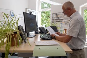 Ausblick ins Grüne: Fachdienstleiter Christian Fritsch an seinem neuen Arbeitsplatz. Foto: Sascha Stüber