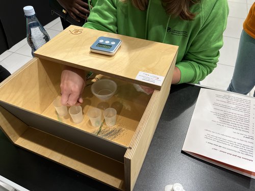 Beim Parcours „Hands on Dementia“ erleben die Teilnehmenden in verschiedenen Alltagssituationen typische Symptome einer Demenz und meistern Aufgaben, die durch Spiegelungen oder andere Verfremdungen zur Herausforderung werden. Foto: Stadt Oldenburg Beim Demenz-Parcours „Hands on Dementia“ erleben die Teilnehmenden in verschiedenen Alltagssituationen typische Symptome einer Demenz und meistern Aufgaben, die durch Spiegelungen oder andere Verfremdungen zur Herausforderung werden. Archivfoto: Stadt Oldenburg