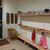 Vorschau: Eingangstür mit Garderobe in der Käfergruppe. Foto: Stadt Oldenburg