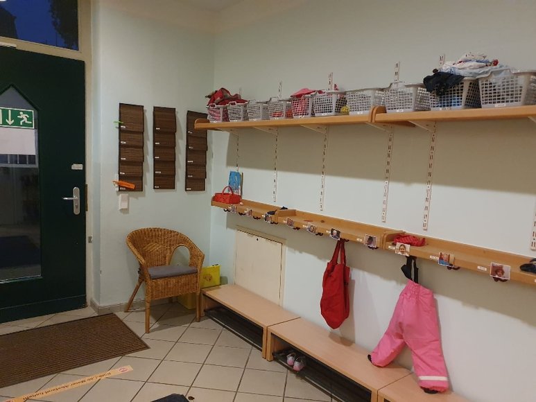 Eingangstür mit Garderobe in der Käfergruppe. Foto: Stadt Oldenburg