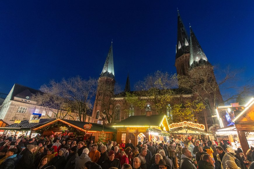 Blick über den Lamberti-Markt 2023 in Richtung erleuchtete Lamberti-Kirche. Foto: Sascha Stüber