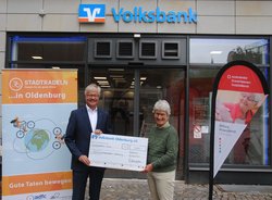 Reinhard Nannemann, Vorstand Volksbank Oldenburg eG, übergibt den Scheck für das Erreichen des fünften Etappenziels an Dr. Beate Jonas, Vorstandsvorsitzende Stiftung Hospizdienst. Foto: Stadt Oldenburg Reinhard Nannemann, Vorstand Volksbank Oldenburg eG, übergibt den Scheck für das Erreichen des fünften Etappenziels an Dr. Beate Jonas, Vorstandsvorsitzende Stiftung Hospizdienst. Foto: Stadt Oldenburg