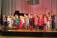 Kinderchor und Rappelkiste der Musikschule auf der Bühne des Kulturzentrums PFL beim Kindermusikfestival 2014, Foto: Gerke Jürgens