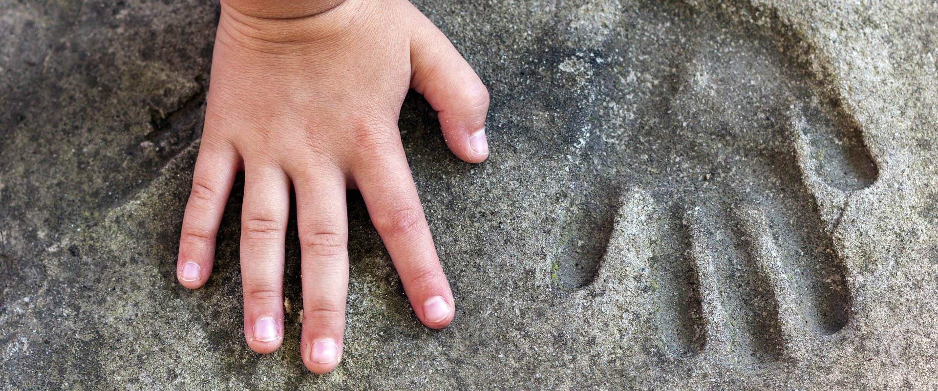 Kinderhand im Sand. Foto: bilanol/Fotolia.com
