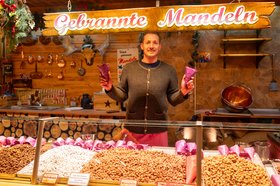 Präsentation der Waren in der Mandelbrennerei von Sigrun Ebert auf dem Lamberti-Markt 2025. Foto: Sascha Stüber