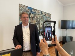Oberbürgermeister Jürgen Krogmann lächelt in eine Handykamera. Foto: Stadt Oldenburg