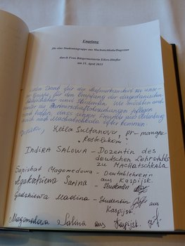 Eintrag der Gruppe im Gästebuch: ein Dank für den Emfpang, die Hoffnung, dass die Beziehungen weiterhin gut gepflegt werden. Darunter die Unterschriften der Gäste. Foto: Stadt Oldenburg