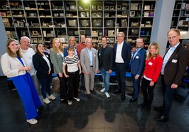 Das Organisationsteam sowie die Referentinnen und Referenten des 11. Oldenburger Fachkräfte-Forums (von links): Moderatorin Greta Stangner, Stefan Korfhage (Korfhage GmbH), Carolin Baar (selbstständige Beraterin), Katrin Husmann (August Brötje GmbH), Julia Heisler (Die Digitalstrategen), Frank Mayer (Oldenburgische IHK), Michael Metzler (HWK Oldenburg), Ralph Wilken (Stadt Oldenburg), Matthias Jantos (Jobcenter Oldenburg), Oberbürgermeister Jürgen Krogmann, Kristjan Messing (Agentur für Arbeit Oldenburg-Wilhelmshaven), Carmen Beyer (Demografieagentur) und Dirk Heitkötter (Arbeitgeberverband Oldenburg e.V.). Foto: Thorsten Helmerichs