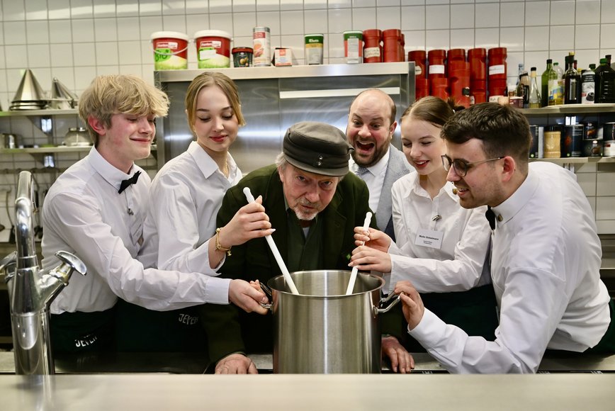 „Günther, der Treckerfahrer“ mit den Servicekräften in der Küche. Foto: Torsten von Reeken